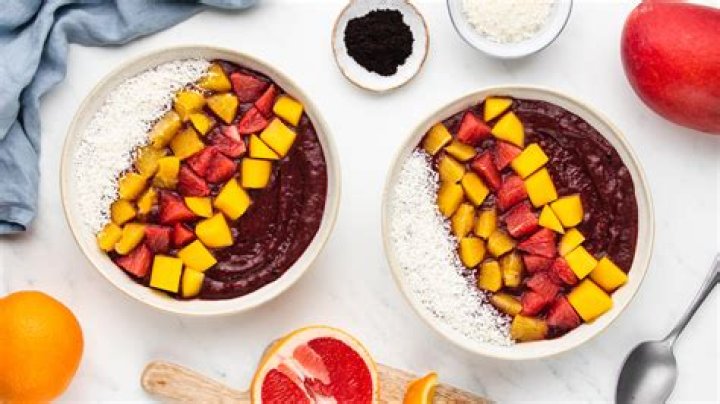 How many calories are in a Red Mango Acai Bowl?