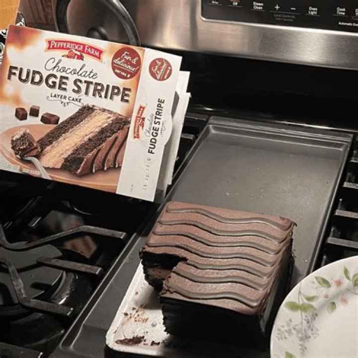 How many calories are in a slice of Pepperidge Farm cake?