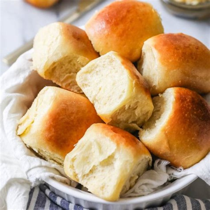 How many calories are in a white bread dinner roll?