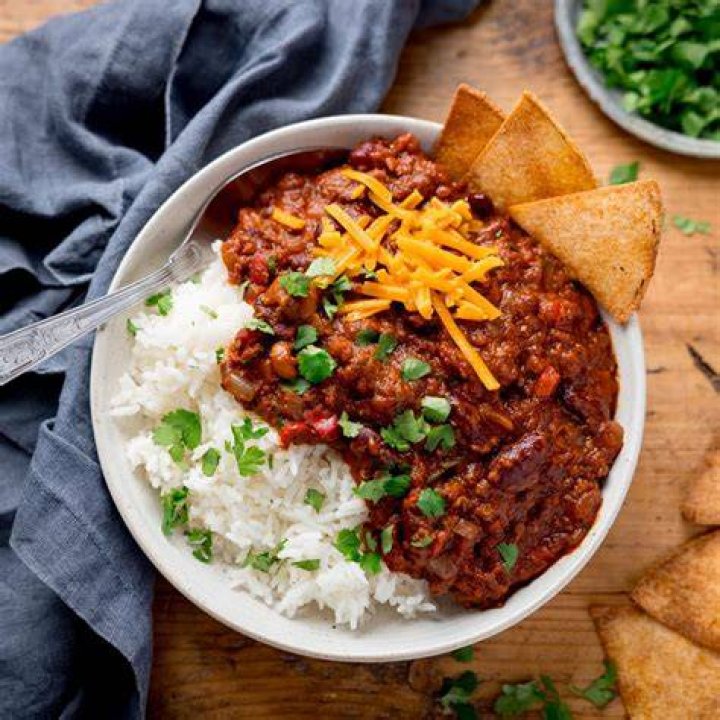 How many calories are in chili con carne without rice?
