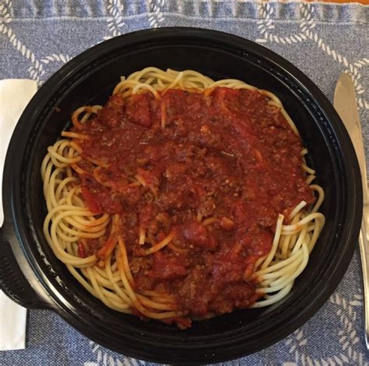 How many calories are in Olive Garden spaghetti with meat sauce?