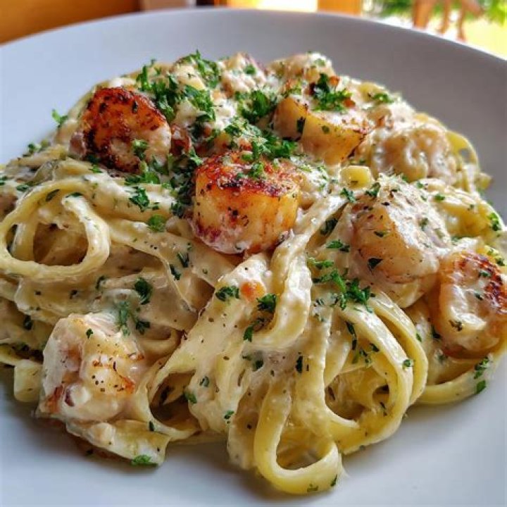 How many calories are in seafood Alfredo Pasta?
