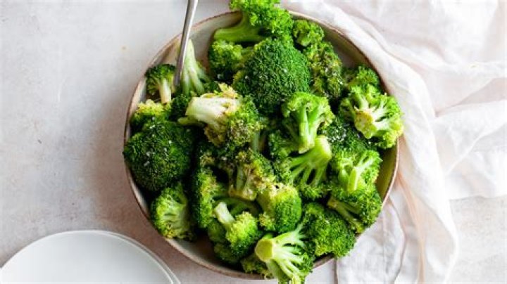 How many calories are in steamed broccoli and cheese?