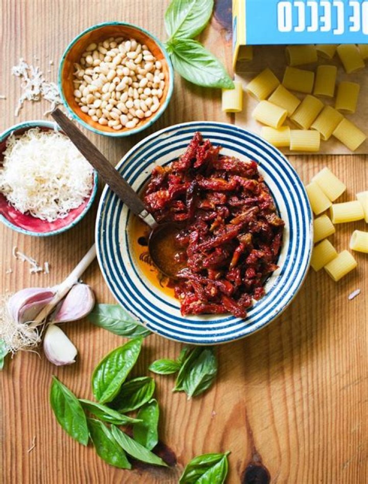 How many calories are in sun dried tomato pesto?