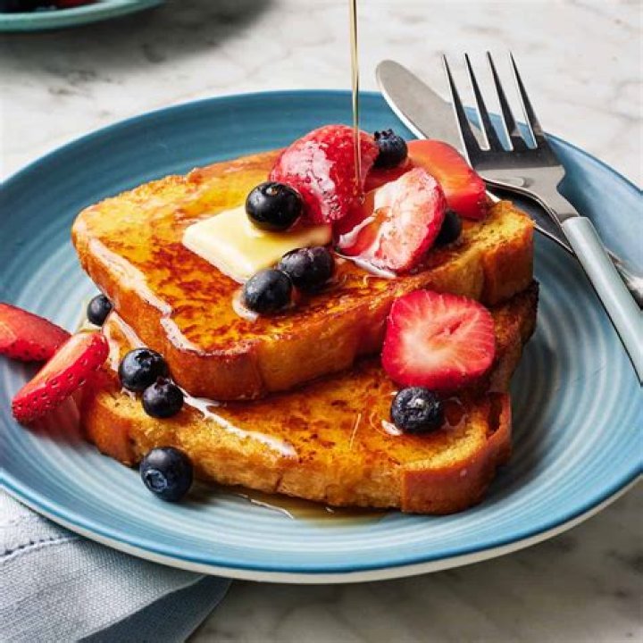 How many calories does 3 pieces of french toast with syrup?