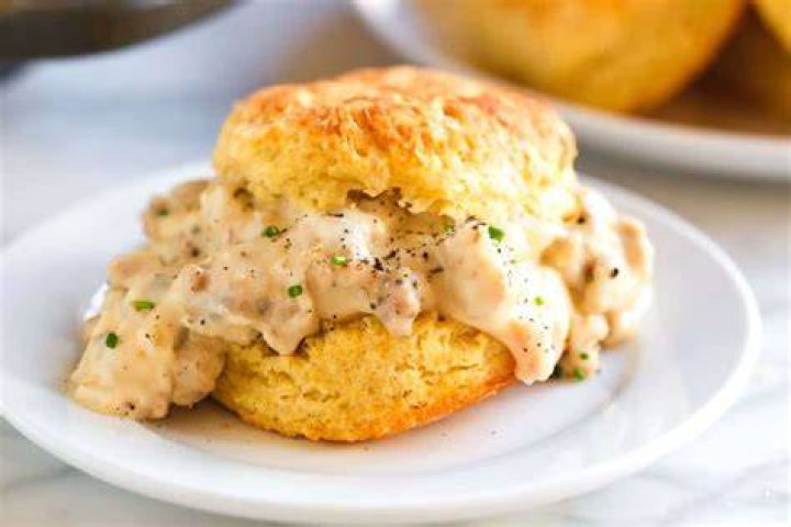 How many calories in 2 biscuits with sausage gravy?
