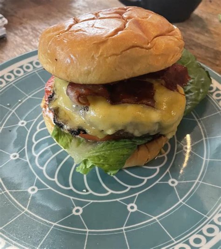 How many calories in a homemade bacon cheeseburger?