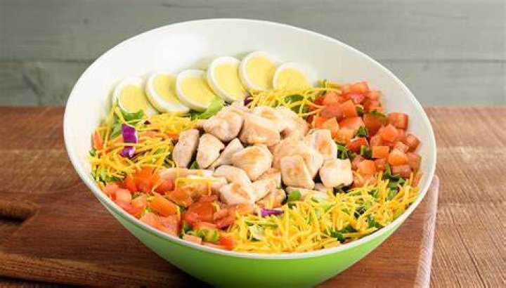 How many calories in Farmer Boys BBQ chicken salad?