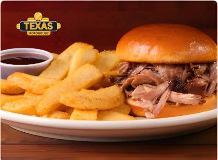 How many calories in Texas Roadhouse pulled pork sandwich?