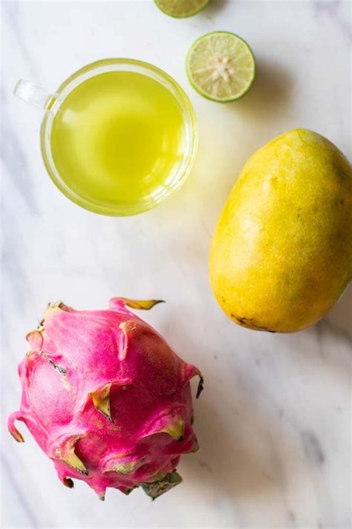 How many calories is a mango dragonfruit refresher with lemonade?