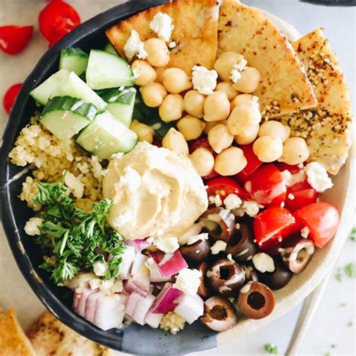 How many calories is a Mediterranean bowl?