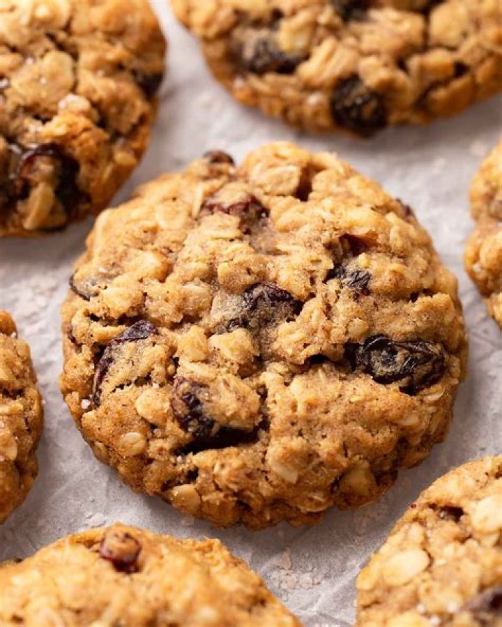 How many calories is in a raisin Oatmeal Cookie?