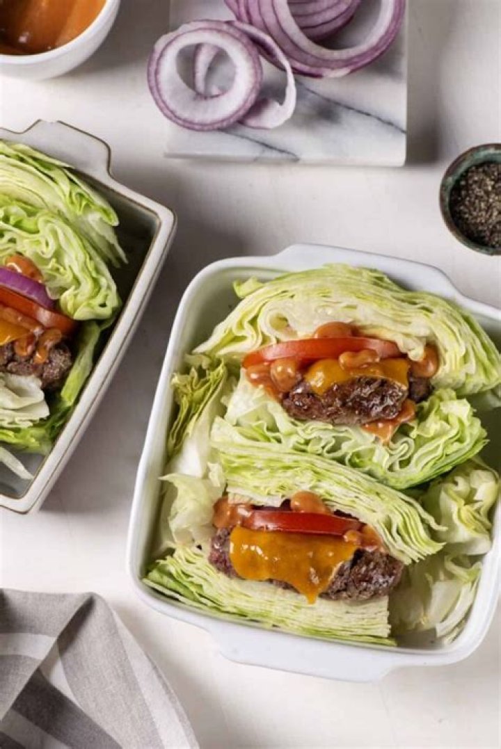 How many carbs are in a Hardee’s lettuce wrap burger?
