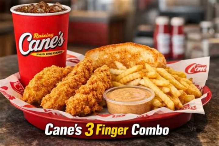 How many carbs are in Canes 3 finger combo?