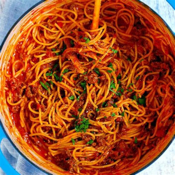 How many carbs are in homemade spaghetti with meat sauce?