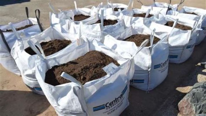 How many cubic feet is 40lbs of topsoil?