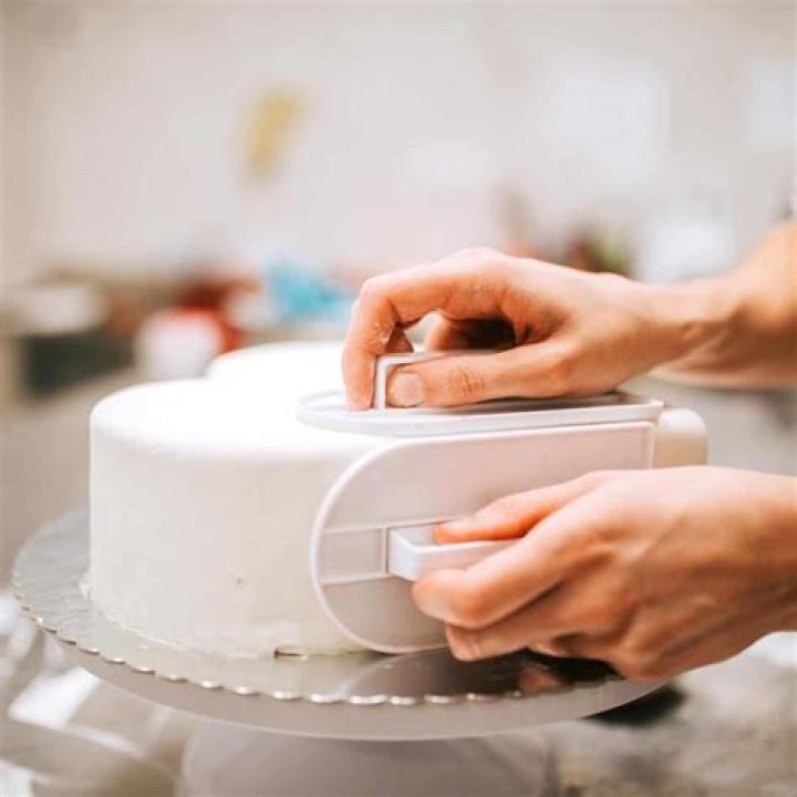 How many days in advance can a fondant cake be made?