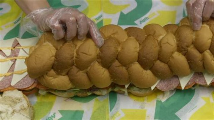 How many does a 6-foot sub feed?