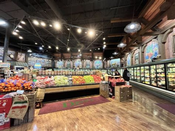 How many locations does Dave’s Fresh Marketplace have?