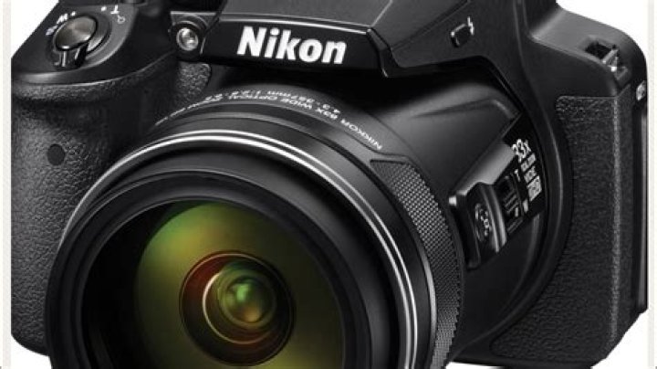 How many miles can the p900 zoom?