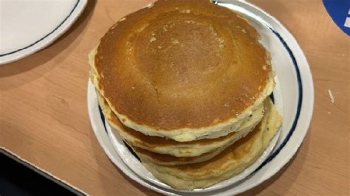 How many pancakes are in a short stack at IHOP?