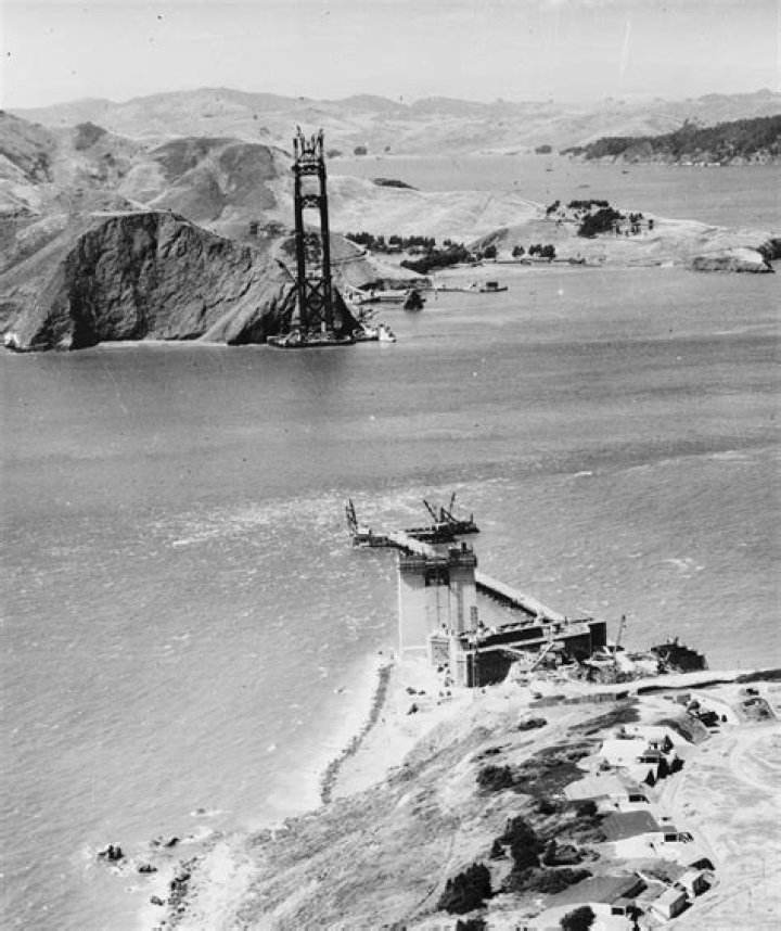 How many people died building the Golden Gate Bridge?