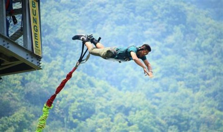 How many people have died bungee jumping?