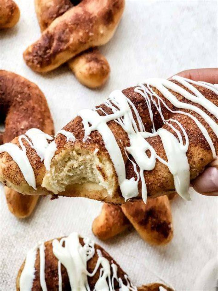 How many pieces are in Domino’s cinnamon twists?