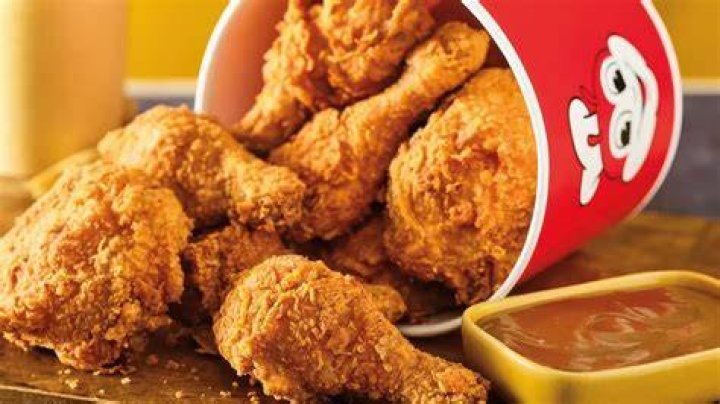 How many pieces of chicken are in a Jollibee bucket?