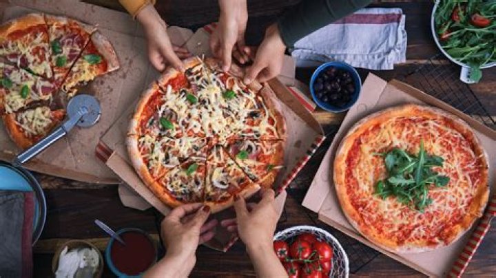 How many pizzas do I need for 4 adults?