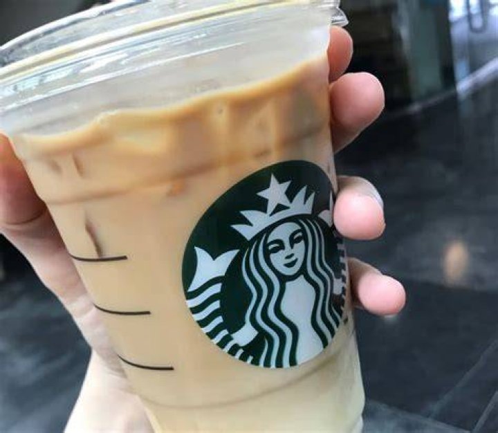 How many shots of espresso are in a venti caramel macchiato?