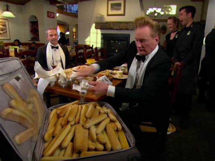 How much do Olive Garden hosts make?