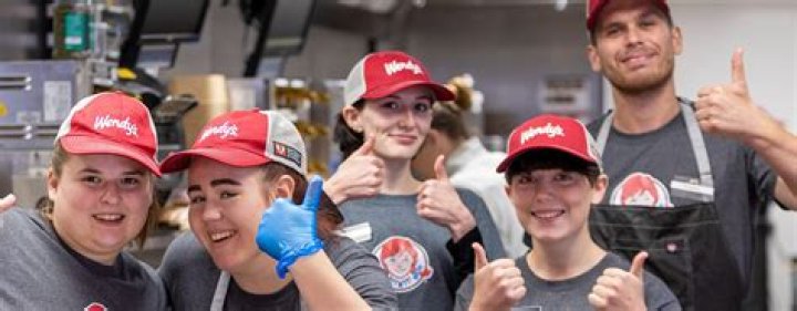 How much do Wendy’s crew members get paid?
