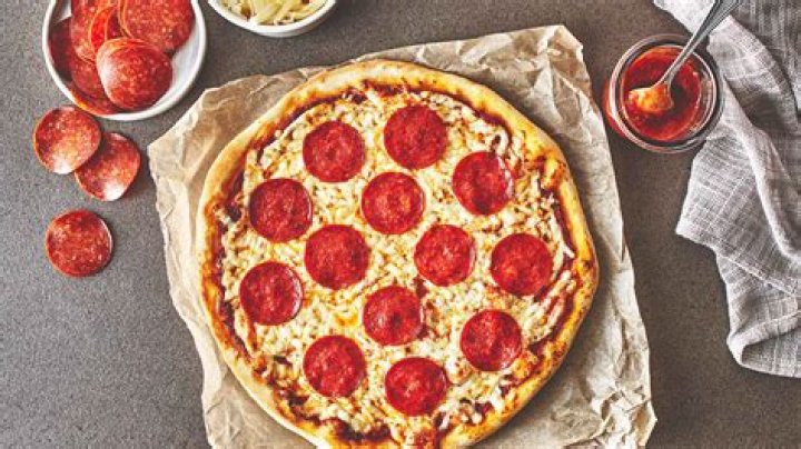 How much does a large pepperoni pizza cost at Round Table?