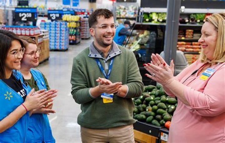 How much does a manager at Walmart make?