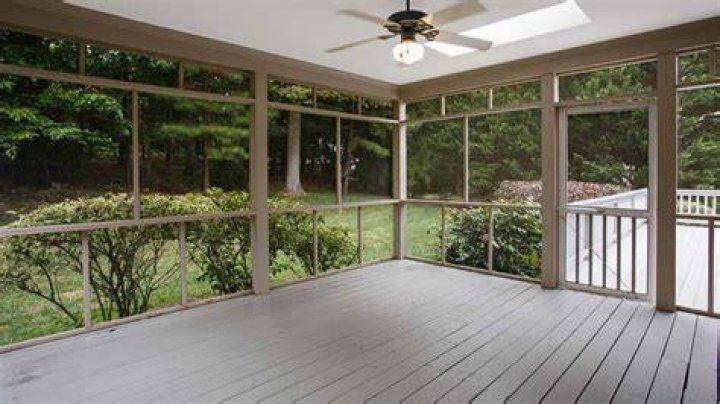 How much does it cost to put windows in a screened in porch?