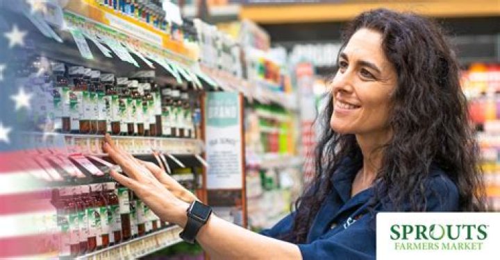 How much does sprouts pay courtesy clerk in California?