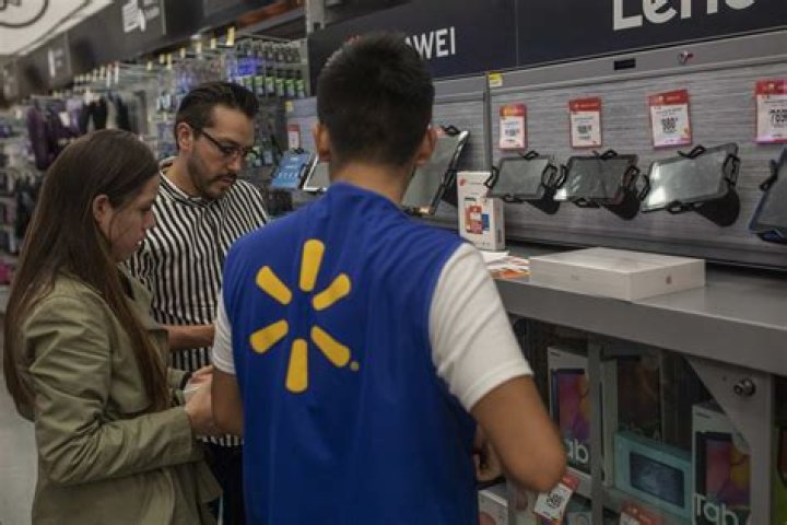How much does Walmart pay in Illinois per hour?