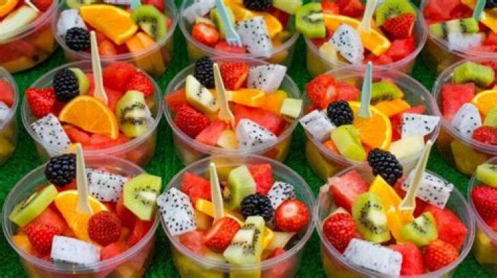How much fruit do I need for 25 guests?