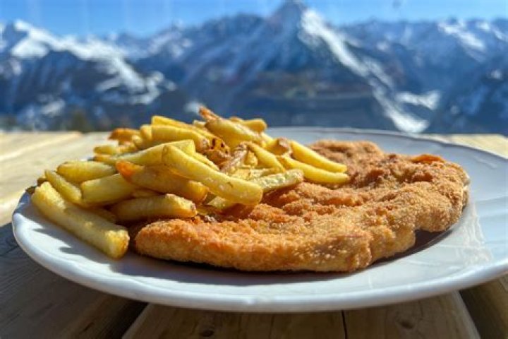 How much is bratwurst at Wienerschnitzel?