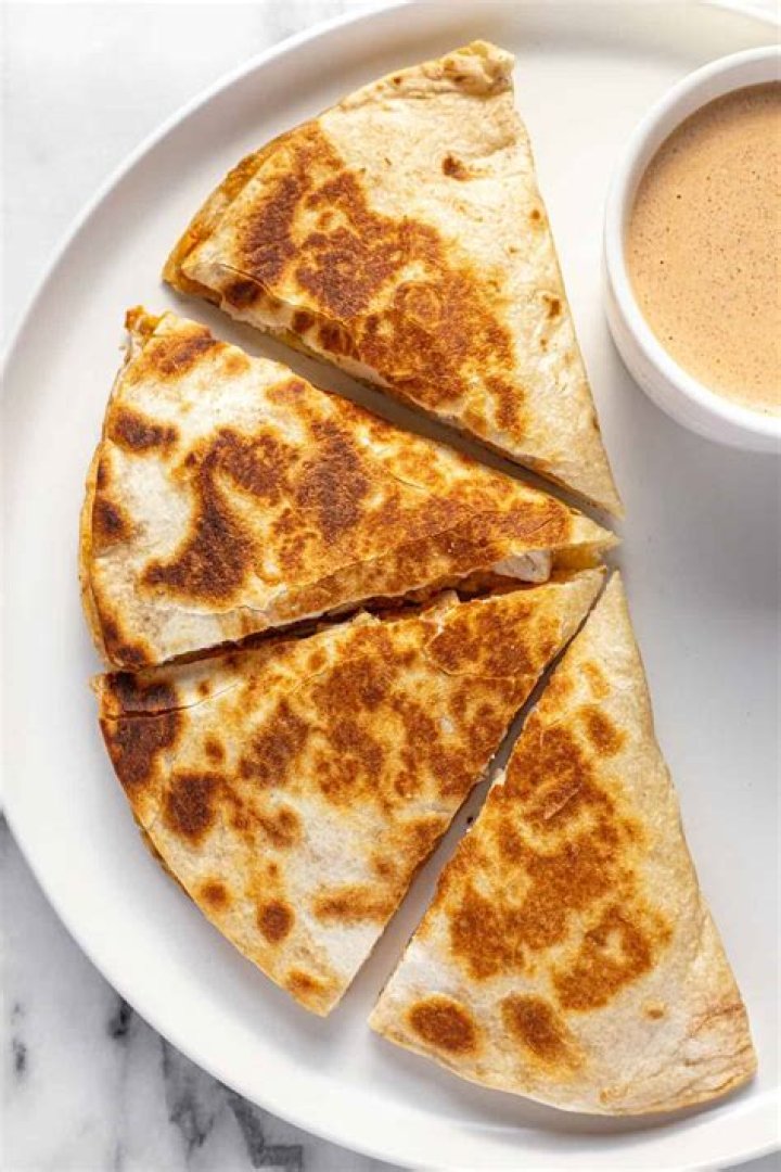 How much protein is in a Taco Bell chicken quesadilla?
