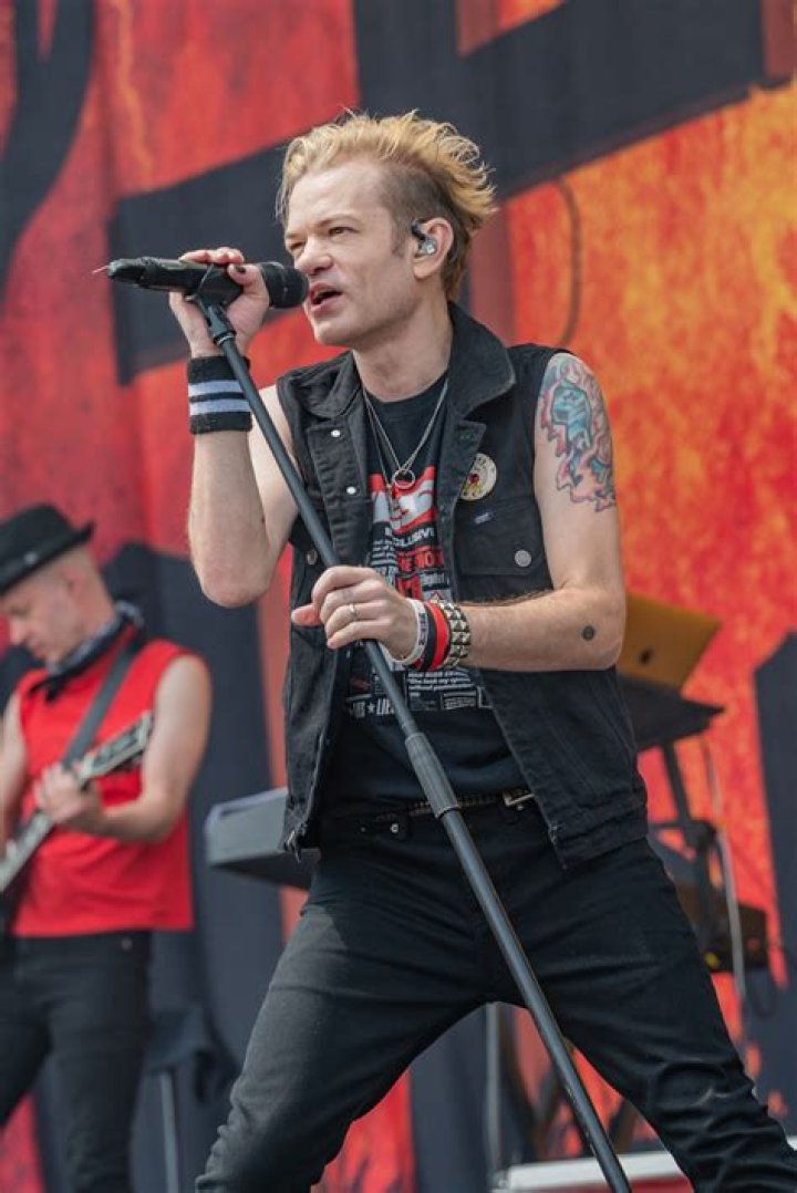 How old is Sum 41 lead singer?