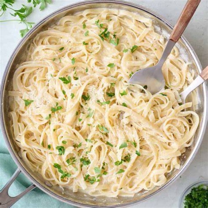 Is fettuccine the same as egg noodles?