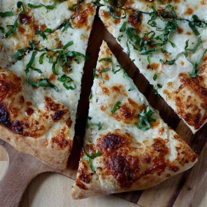 Is garlic Parmesan sauce good on pizza?