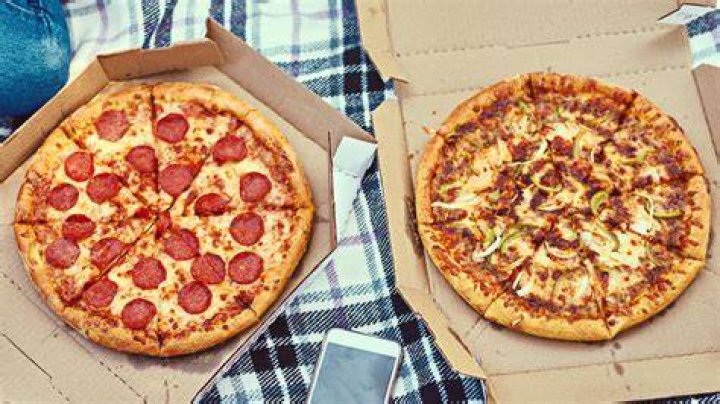 Is it better to get 2 medium pizzas or 1 large?
