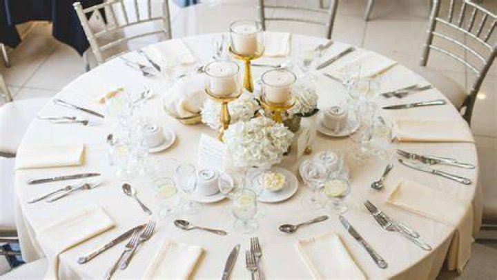 Is Round Table one or two words?