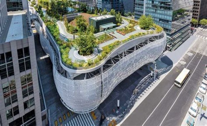 Is Salesforce tower open to public?