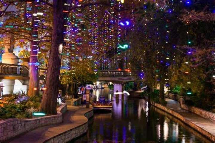 Is the Riverwalk open on Christmas Day?