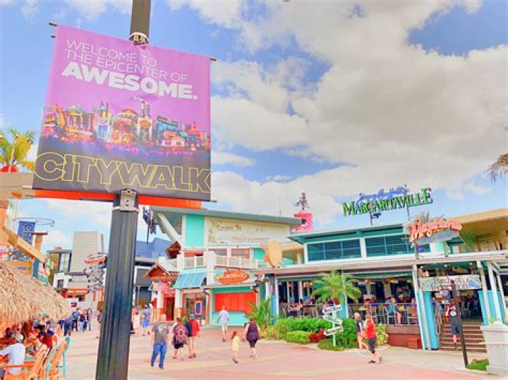 Is there free parking at Universal CityWalk?