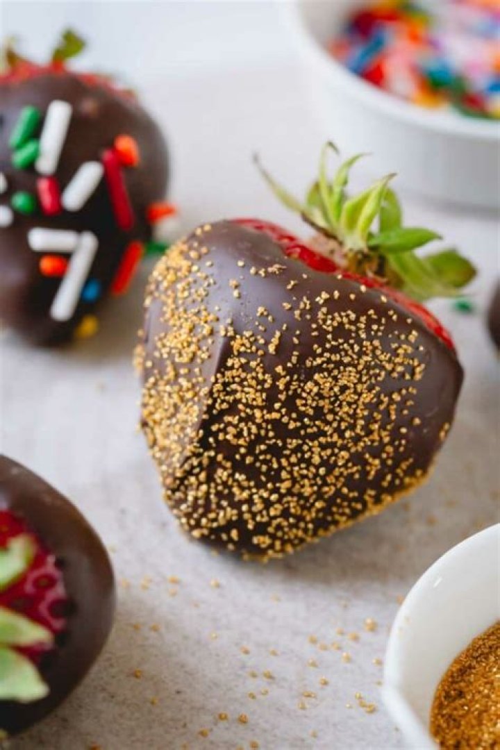 Should strawberries be cold before dipping in chocolate?